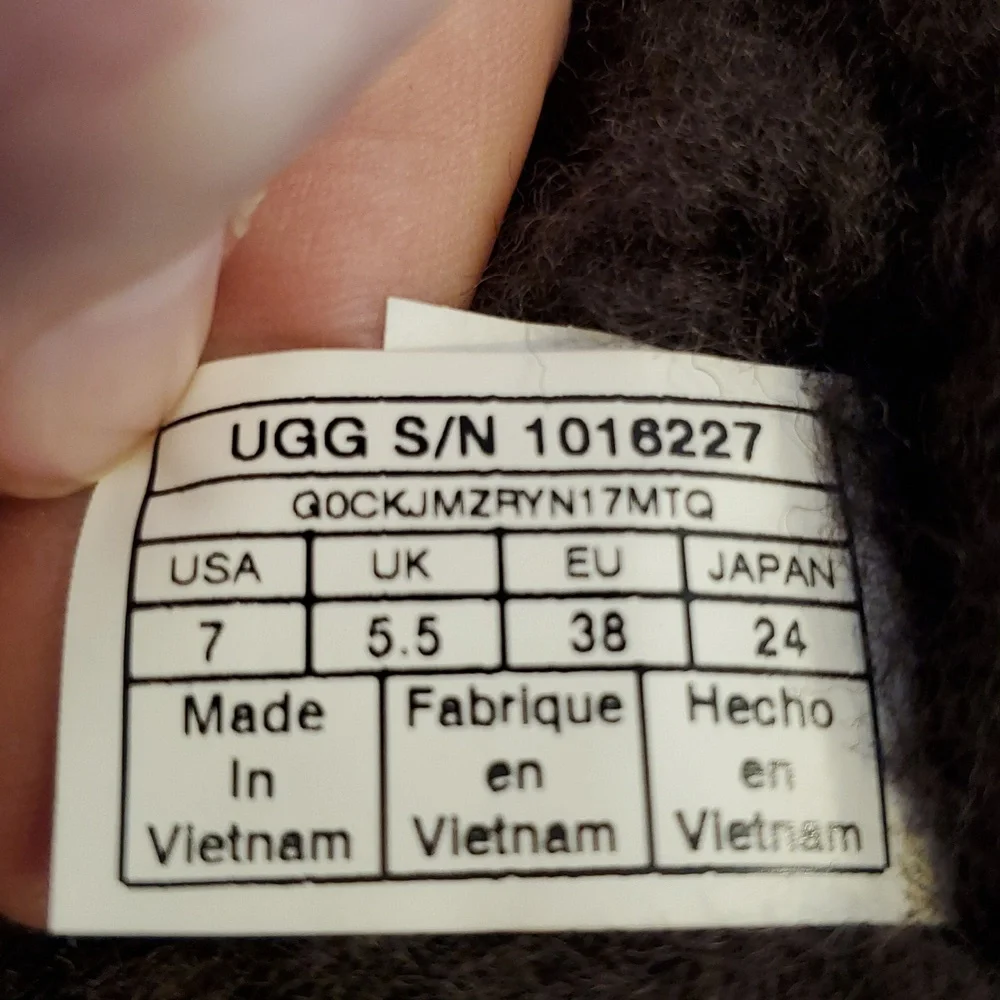 UGG bailey button